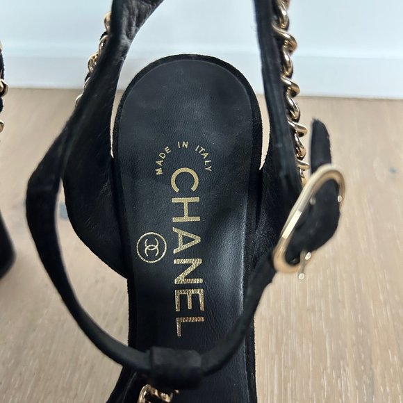 Timeless Chanel Black Suede Sandals with Golden Chain - Picture 4 of 9